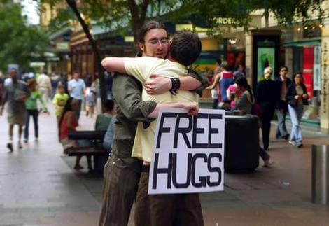 Personas abrazandose