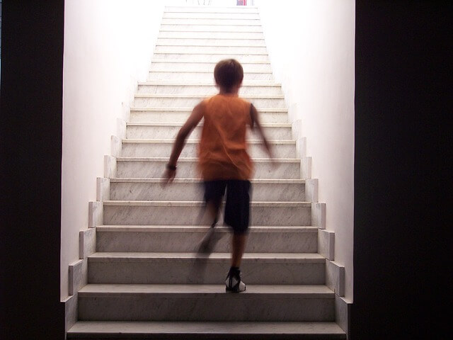 niño subiendo escaleras